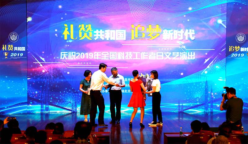 为千亿千亿(中国)姜黎滨总经理颁发感谢状